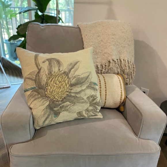 Pottery Barn || Linen Blend Magnolia Flower Pillow Covers 20" -Set - Picture 2 of 9